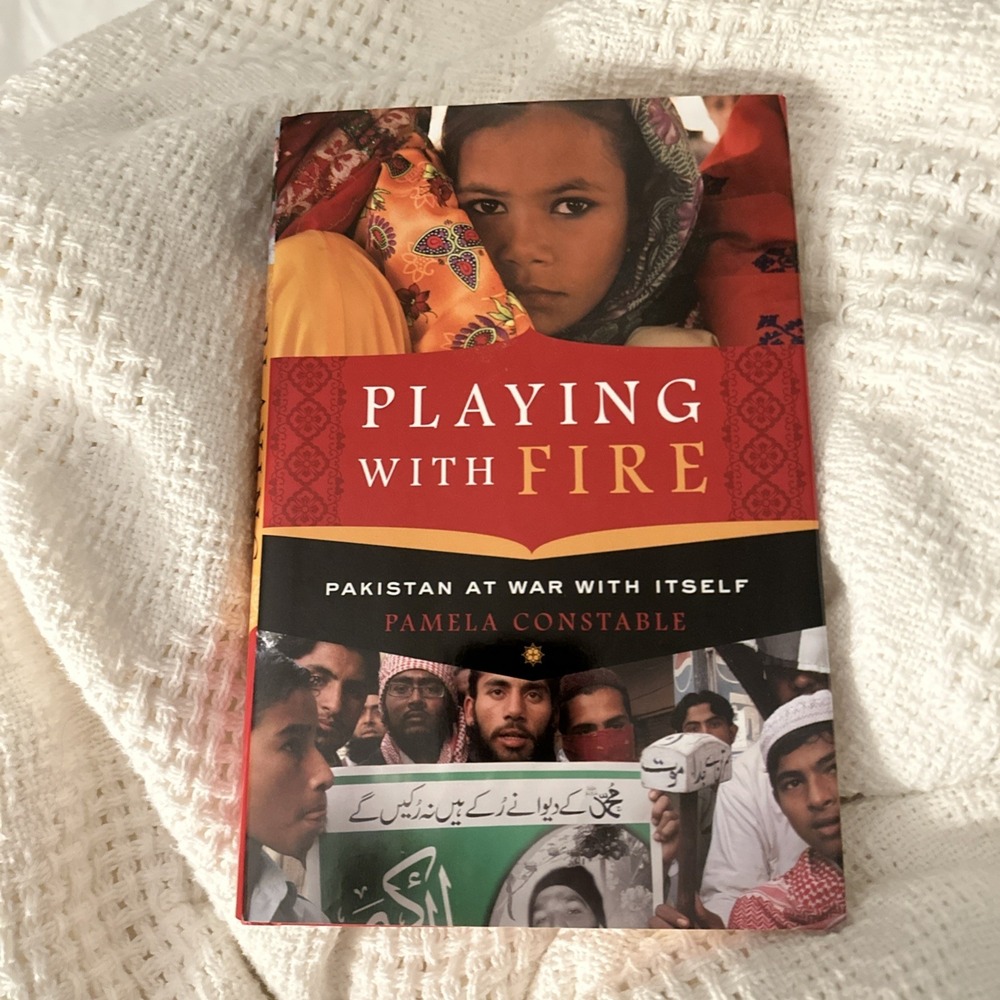 Playing with Fire‎ : Pakistan at War with Itself by Pamela Constable (2011,...